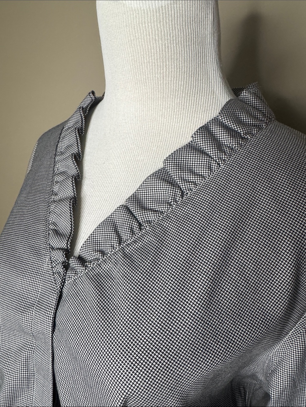 Brooks Brothers gray ruffled collared button down blouse size 16. - Picture 2 of 7